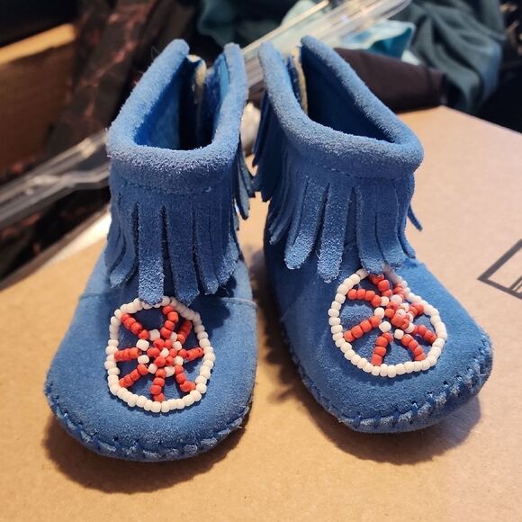 Handcrafted Blue Baby Moccasins with Beaded Design size 4.5 - Picture 1 of 3